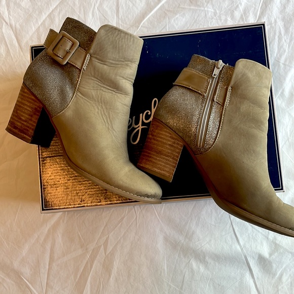 Seychelles “Pounce” Sparkly Gray Leather Booties. Worn one time indoors only. - Picture 8 of 14